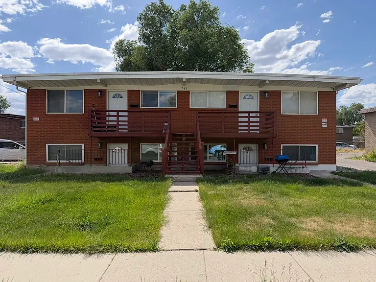 741 N Riverside Dr — Photo 1
