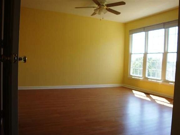 5th image of 1826 Oxford Sq