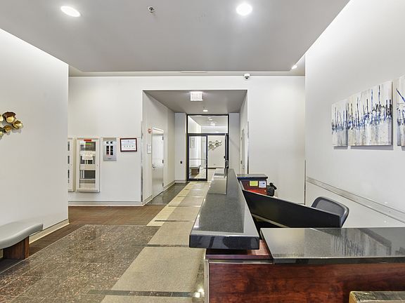 4th image of 210 S Des Plaines St #602