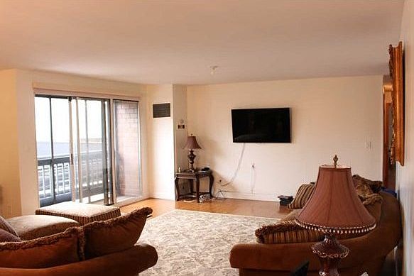 2nd image of 12 Bond St #25