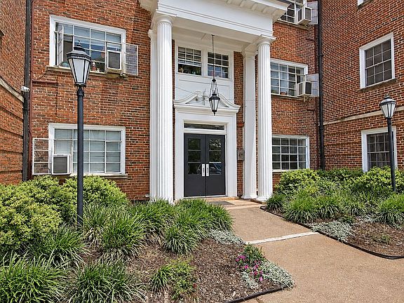 5th image of 32 University Cir #306