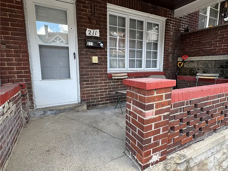 211 Chesterfield Rd — Photo 2