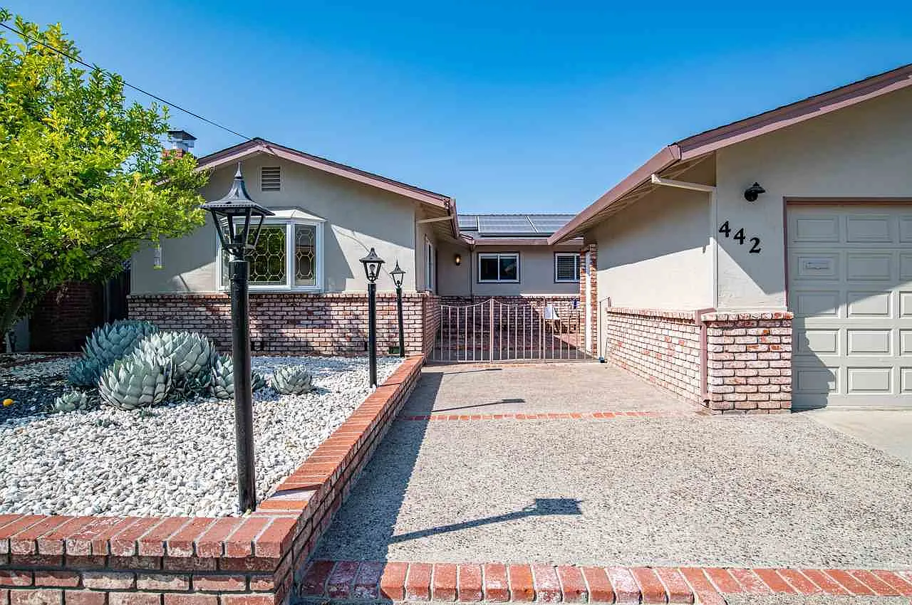 442 Falcon Way photo 1