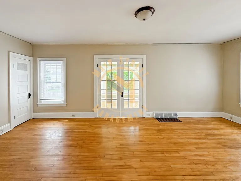 210 Bay St — Photo 5
