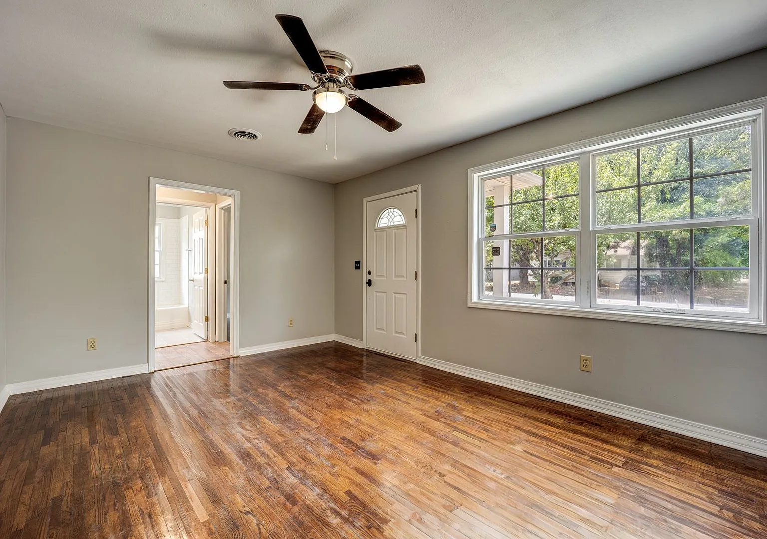 Free Month Rent! Freshly Updated 3 Bedroom House — Photo 2