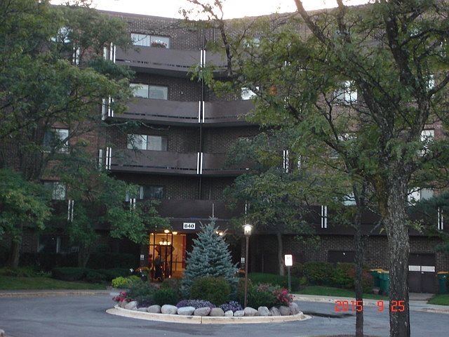 1st image of 840 Wellington Ave Unit 305