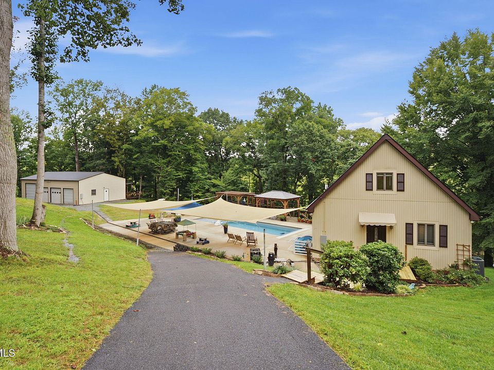 1st image of 107 Rose Dr