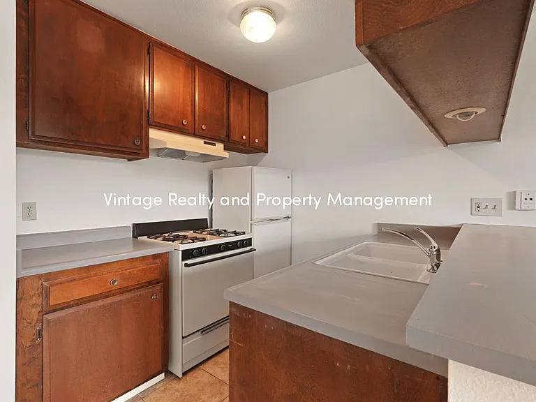 110 E Grove St — Photo 5