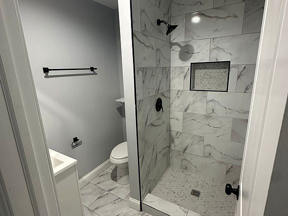 2nd image of 407 N Lakewood Ave Room 5
