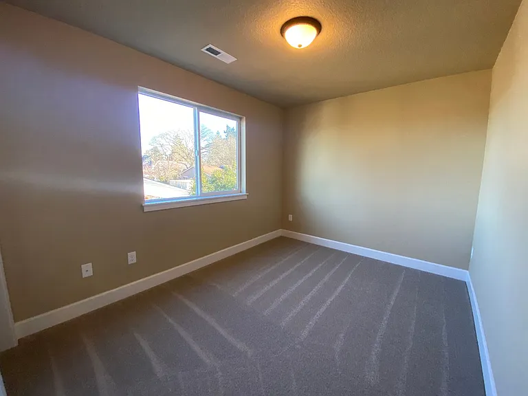 9126 N Seward Ave — Photo 25