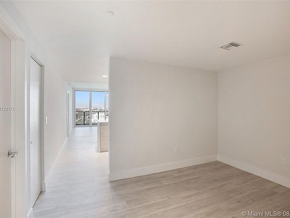 3rd image of 16385 Biscayne Blvd Unit 2102