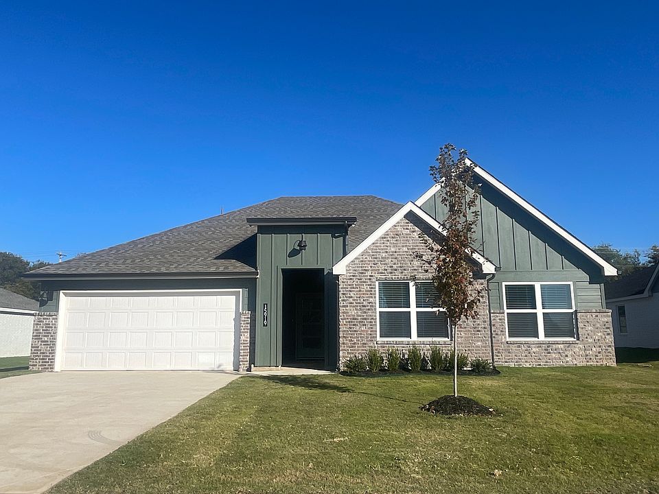 4 bedroom plus office, 2 bath, 2 car garage home in great neighborhood. Located in Owasso / Stone Canyon Elementary school district