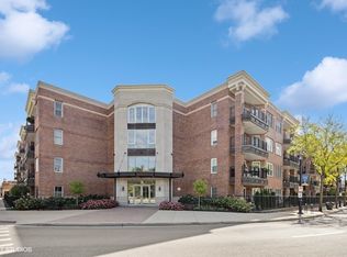 111 N Wheaton Ave UNIT 104, Wheaton, IL 60187