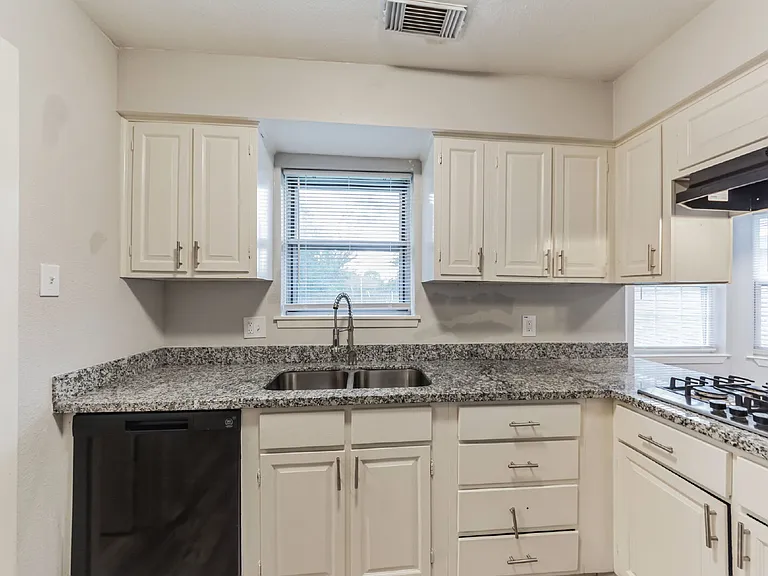 700 Meadowglen Dr — Photo 14
