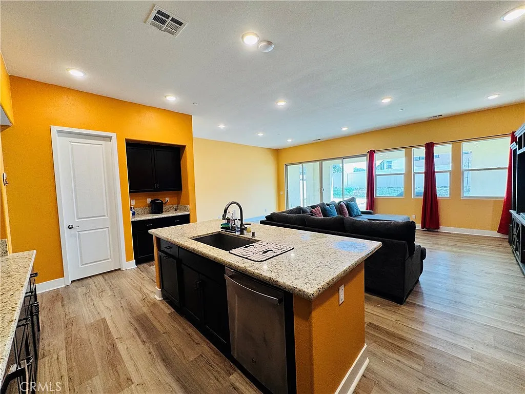 3 bed, 2.5 bath, 2585 sqft, $3,400 — Photo 3