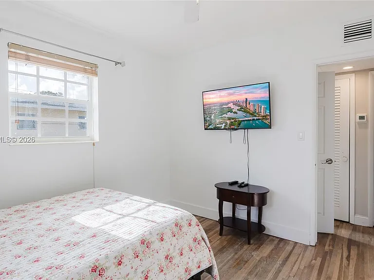 1300 NE 204th St — Photo 33