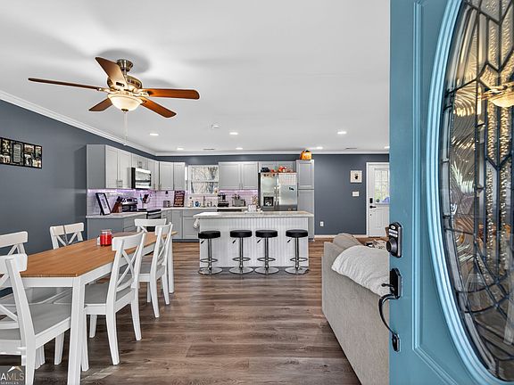 3rd image of 571 Oak Grove Rd