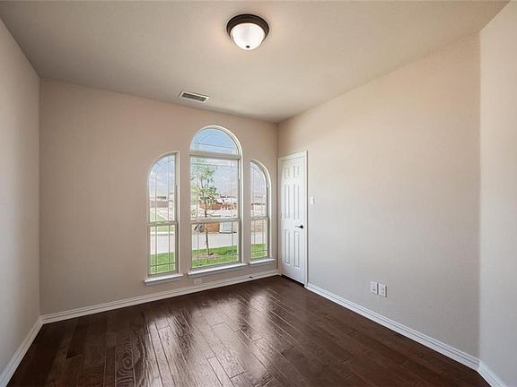 4th image of 501 Southwestern Dr