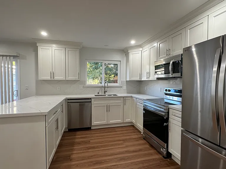 1860 Elkwood Dr — Photo 2
