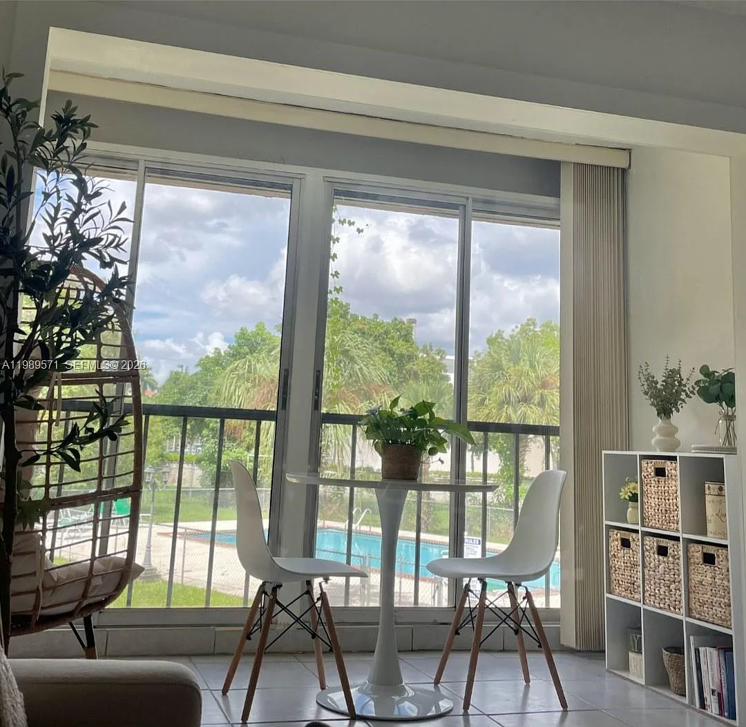 Castillian Club Condo — Photo 1