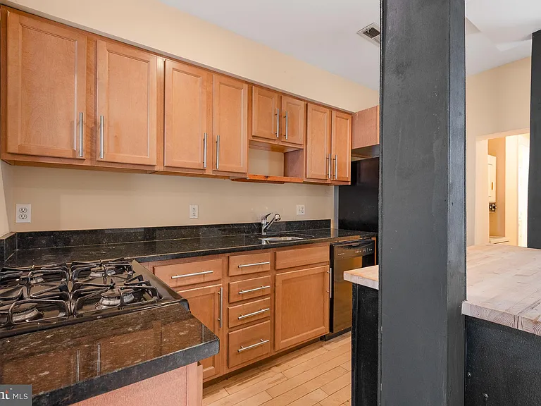 1123 W Lombard St — Photo 16