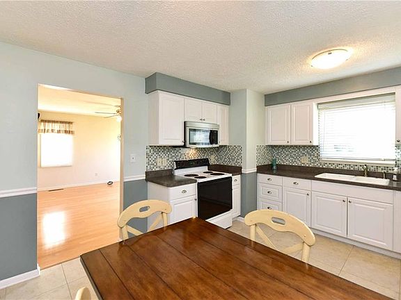 5th image of 2906 Center Dr