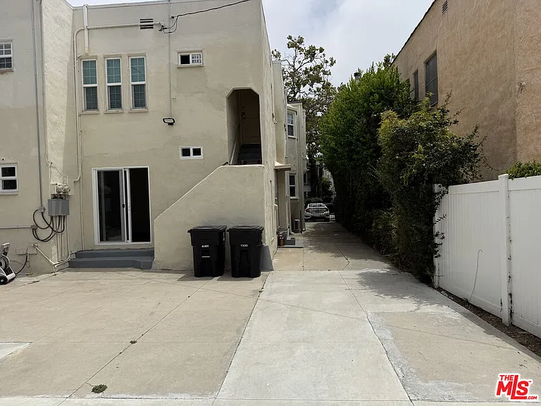 211 S Arnaz Dr #LOWER — Photo 33