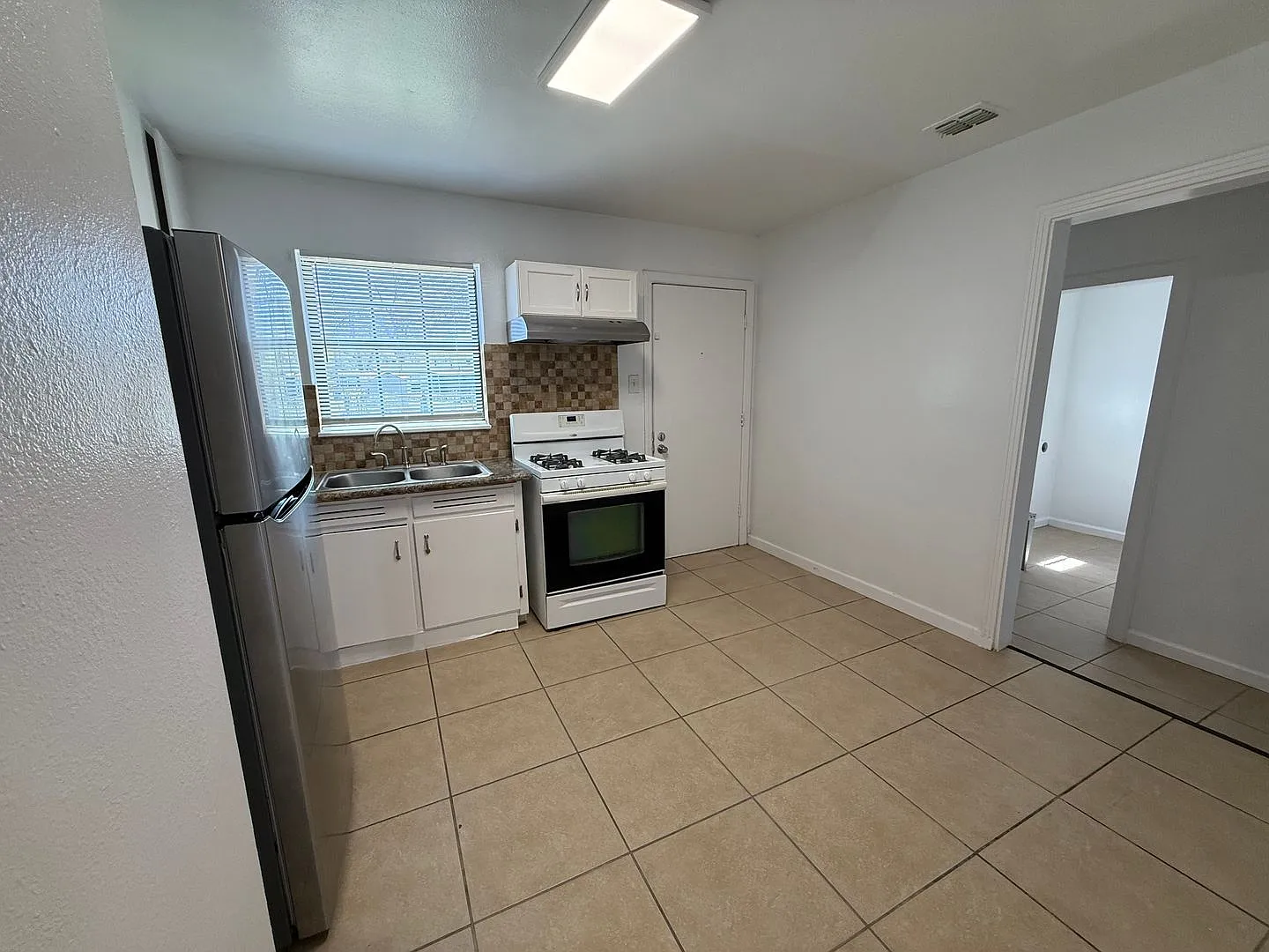 Charming 3BR Home w/ Hardwood Floors & Private Yard Great SA Location — Photo 3