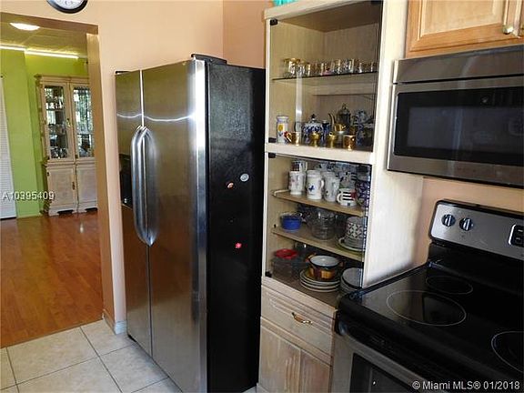 4th image of 942 NE 199th St APT 404