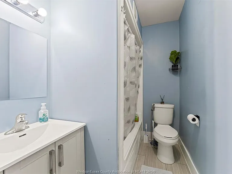 890 Howard Ave — Photo 17