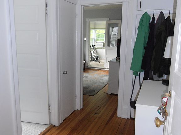 Hallway as you enter apt