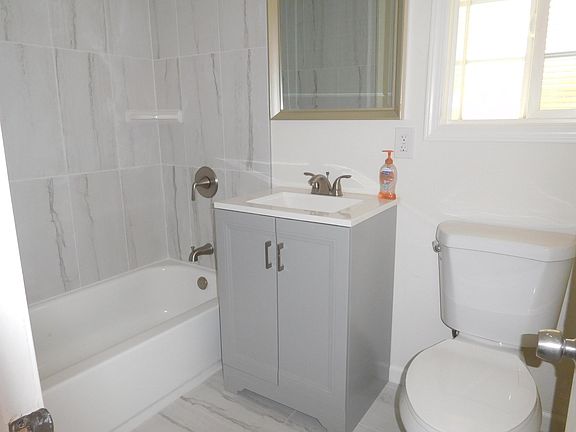 5th image of 572 Hyde Park Pl
