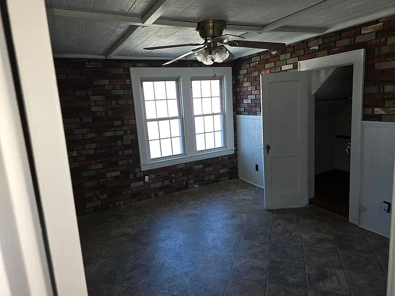 2118 Liberty St — Photo 9