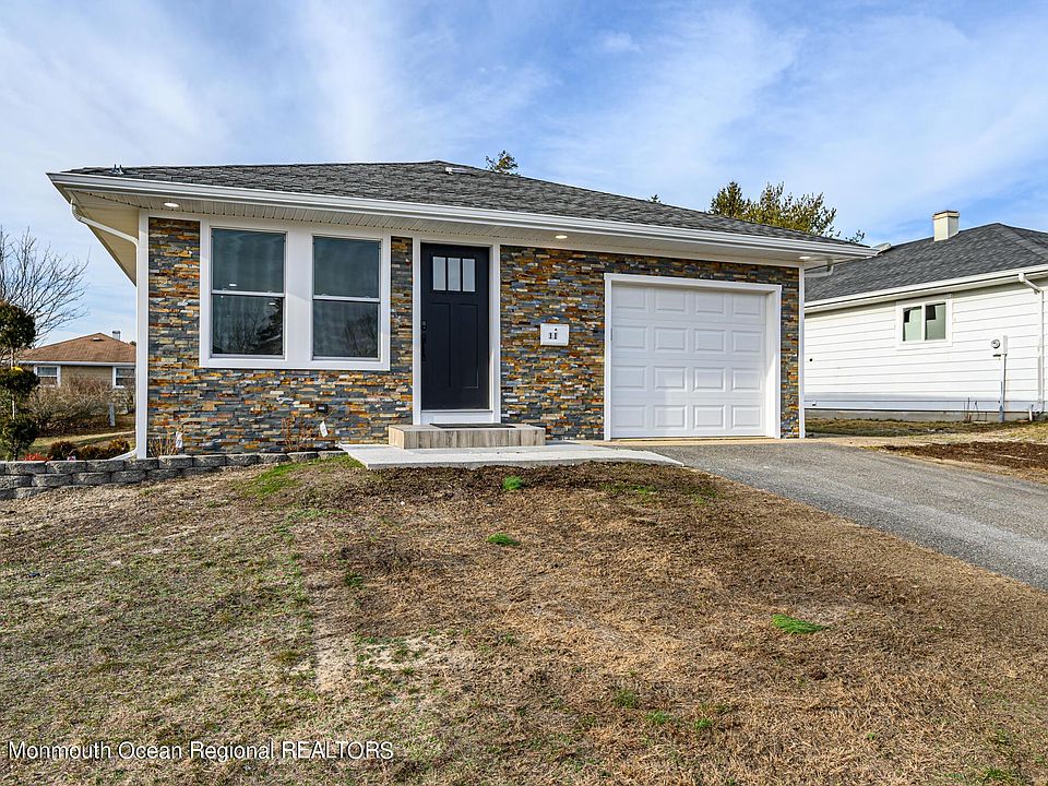 1st image of 11 Saint David Dr