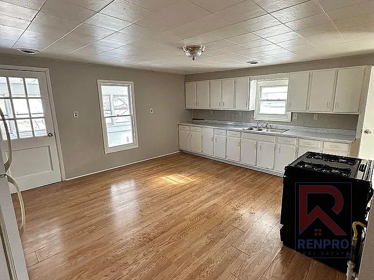 308 1st St #2 — Photo 3