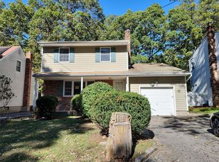 61 Pleasant St, Huntington, NY 11743