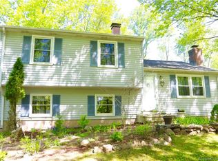 25 Sunwoods Cir, Hamden, CT 06518