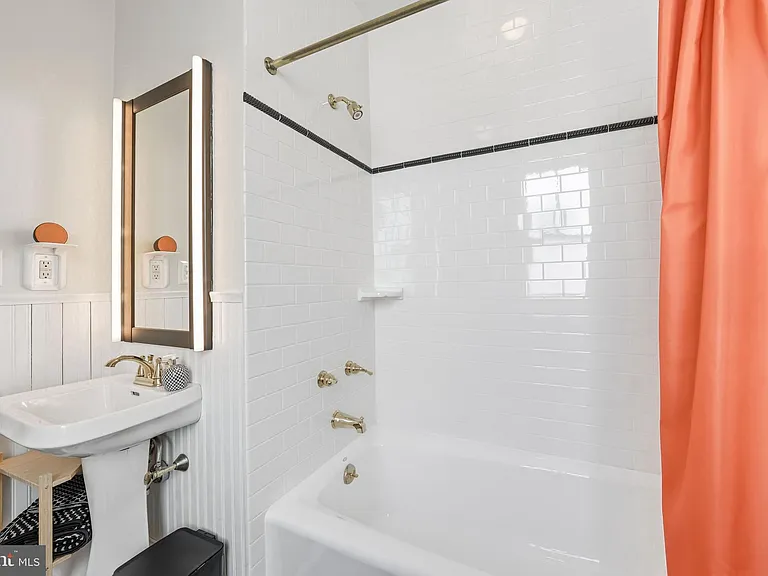 346 E Union St — Photo 21