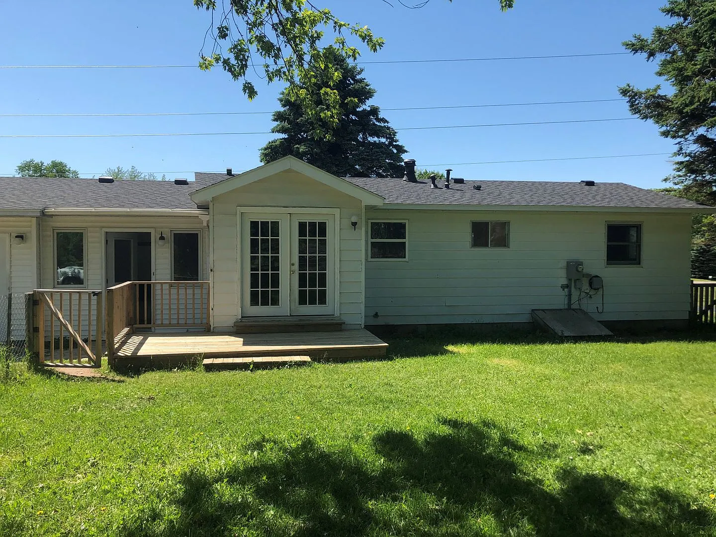 Ranch style home with attached two car garage — Photo 4