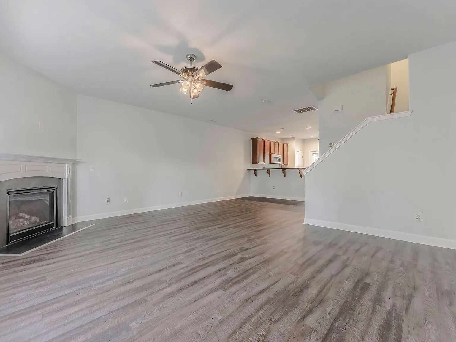 3 bed, 3.5 bath, 2068 sqft, $2,300 — Photo 3
