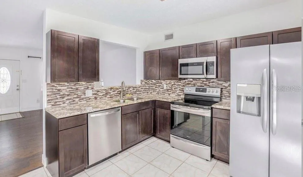 3 bed, 2.0 bath, 1266 sqft, $2,000 — Photo 4