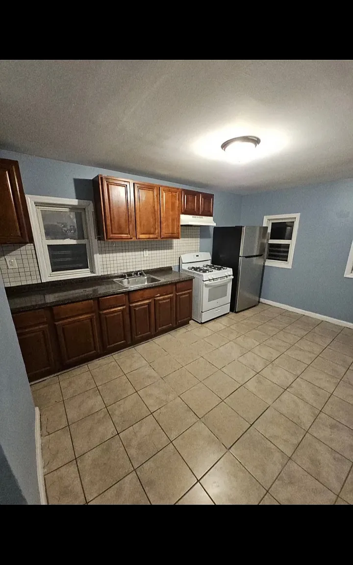 3 bed, $1,950 — Photo 1