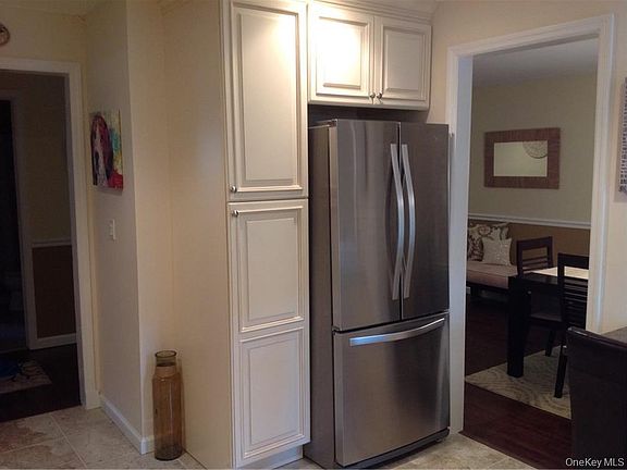 5th image of 144 Doxbury Ln