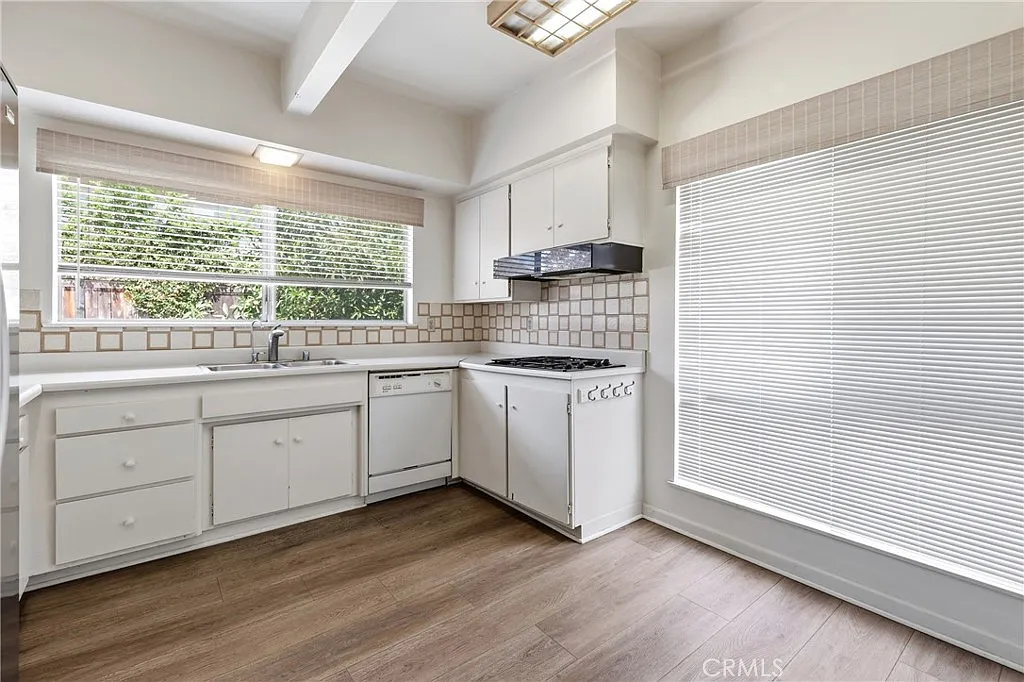 2 bed, 1592 sqft, $4,200 — Photo 3
