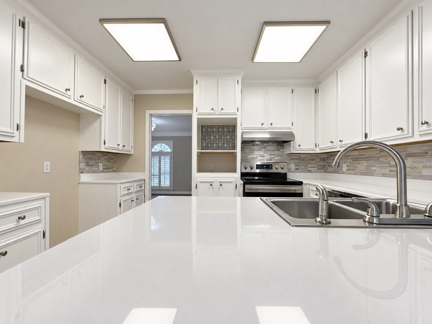 563 Larkin Ln — Photo 4