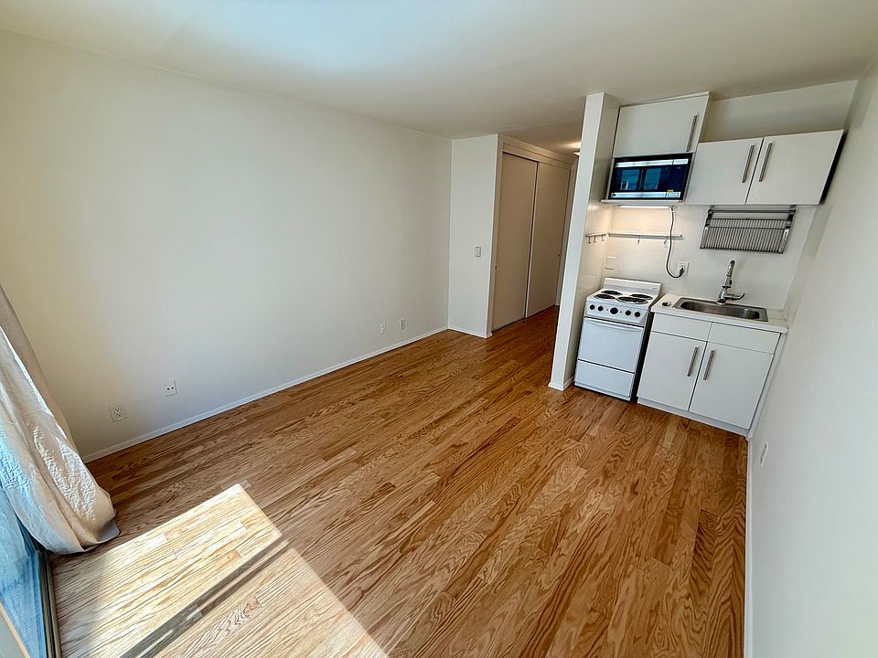 Main room with kitchenette