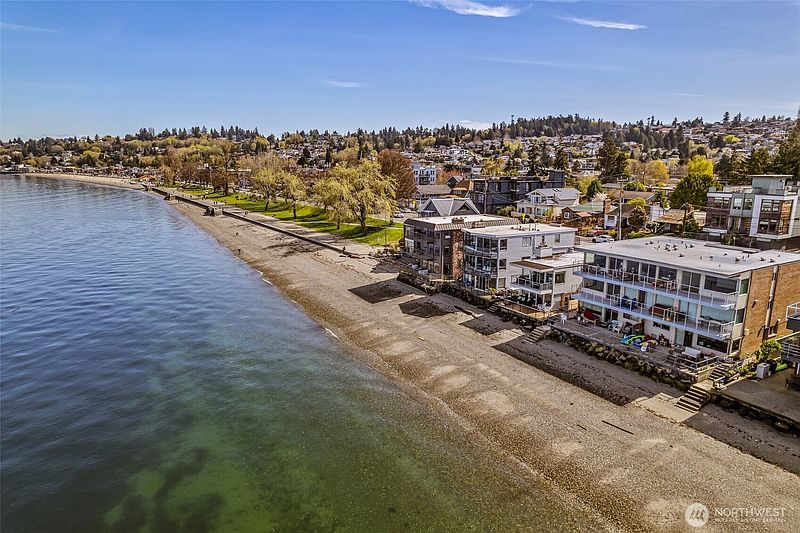 4th image of 3015 Alki Avenue SW
