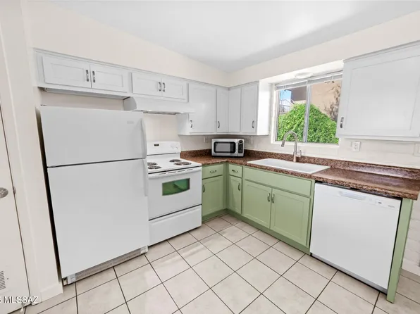 3043 E Blacklidge Dr, Tucson, AZ 85716