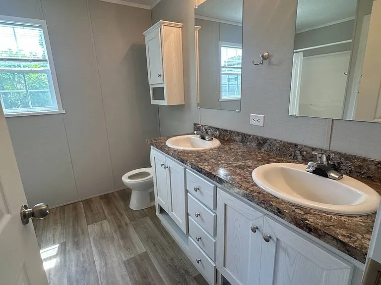 921 Peacock Ln — Photo 5