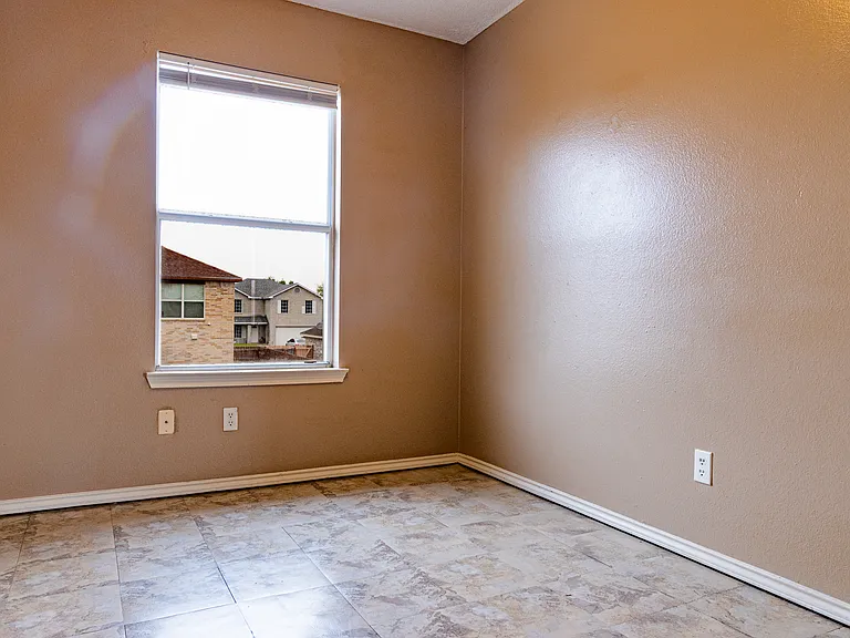 2104 Magnolia St — Photo 4